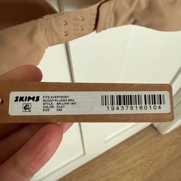 SKIMS Fits Everybody Scoop Plunge Bra CLAY Size 34B NWT - Picture 4 of 5